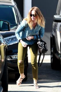 Emily Blunt feet photo thumbnail