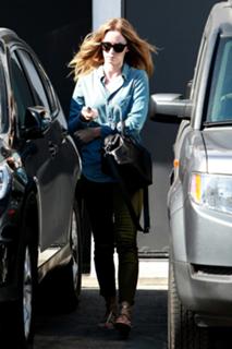 Emily Blunt feet photo thumbnail