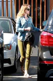 Emily Blunt feet photo thumbnail