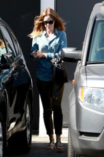 Emily Blunt feet photo thumbnail