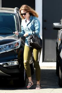 Emily Blunt feet photo thumbnail