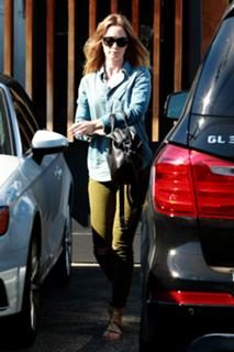 Emily Blunt feet photo thumbnail