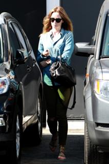 Emily Blunt feet photo thumbnail