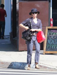 Emily Blunt feet photo thumbnail