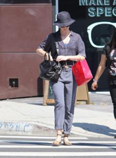 Emily Blunt feet photo thumbnail