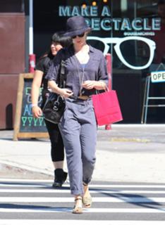 Emily Blunt feet photo thumbnail