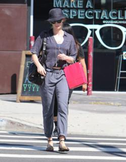 Emily Blunt feet photo thumbnail