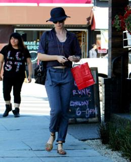 Emily Blunt feet photo thumbnail