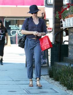 Emily Blunt feet photo thumbnail