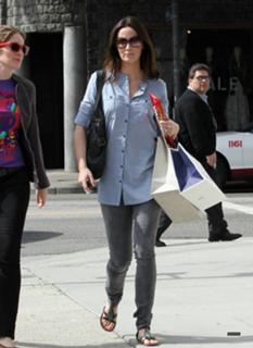Emily Blunt feet photo thumbnail