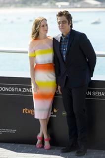 Emily Blunt feet photo thumbnail