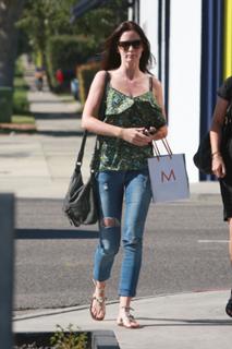 Emily Blunt feet photo thumbnail