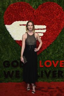 Emily Blunt feet photo thumbnail