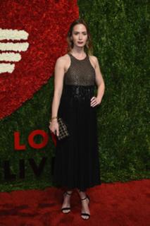 Emily Blunt feet photo thumbnail