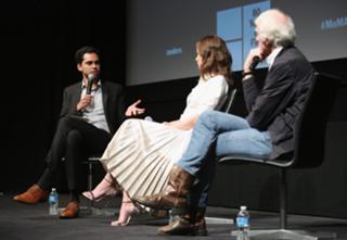 Emily Blunt feet photo thumbnail