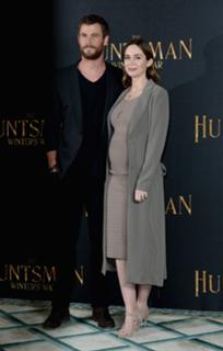 Emily Blunt feet photo thumbnail