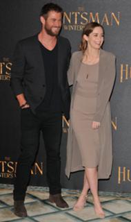 Emily Blunt feet photo thumbnail