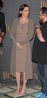 Emily Blunt feet photo thumbnail