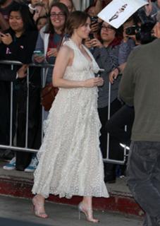 Emily Blunt feet photo thumbnail