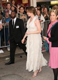 Emily Blunt feet photo thumbnail