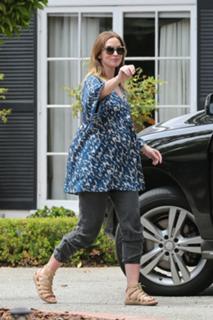 Emily Blunt feet photo thumbnail