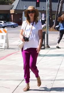 Emily Blunt feet photo thumbnail