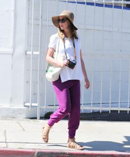 Emily Blunt feet photo thumbnail