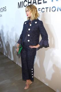 Emily Blunt feet photo thumbnail