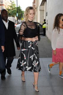 Emily Blunt feet photo thumbnail