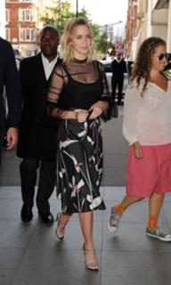 Emily Blunt feet photo thumbnail