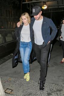 Emily Blunt feet photo thumbnail