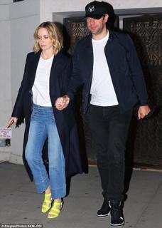 Emily Blunt feet photo thumbnail