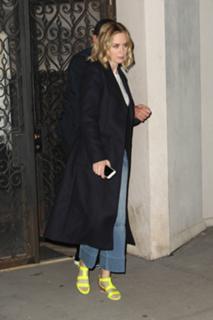 Emily Blunt feet photo thumbnail