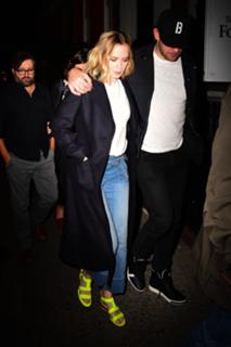 Emily Blunt feet photo thumbnail