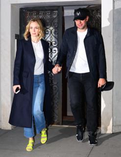 Emily Blunt feet photo thumbnail