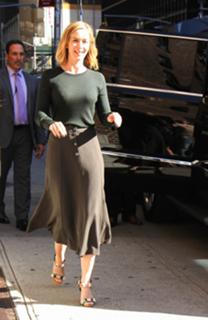 Emily Blunt feet photo thumbnail