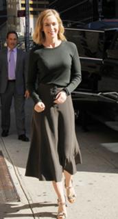 Emily Blunt feet photo thumbnail