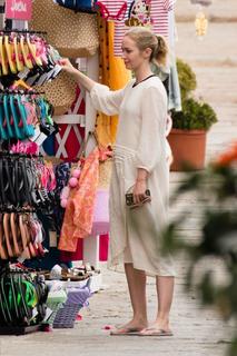 Emily Blunt feet photo thumbnail