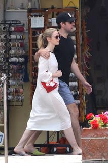 Emily Blunt feet photo thumbnail