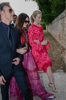 Emily Blunt feet photo thumbnail