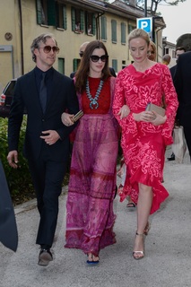 Emily Blunt feet photo thumbnail