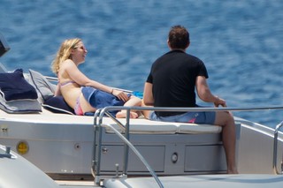 Emily Blunt feet photo thumbnail