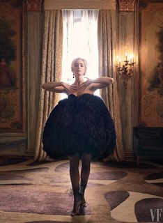 Emily Blunt feet photo thumbnail