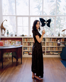 Emily Blunt feet photo thumbnail