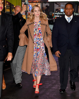 Emily Blunt feet photo thumbnail