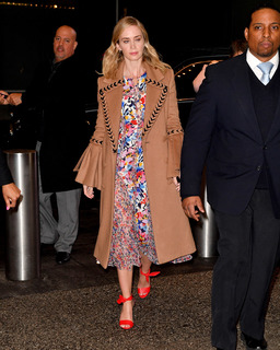 Emily Blunt feet photo thumbnail