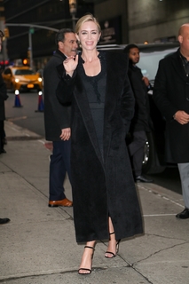 Emily Blunt feet photo thumbnail