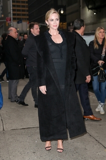 Emily Blunt feet photo thumbnail