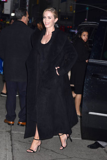 Emily Blunt feet photo thumbnail