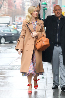 Emily Blunt feet photo thumbnail